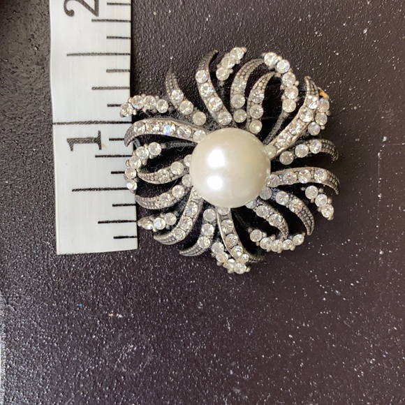 Brooch - Black, Silver and White Flower - Picture 3 of 5